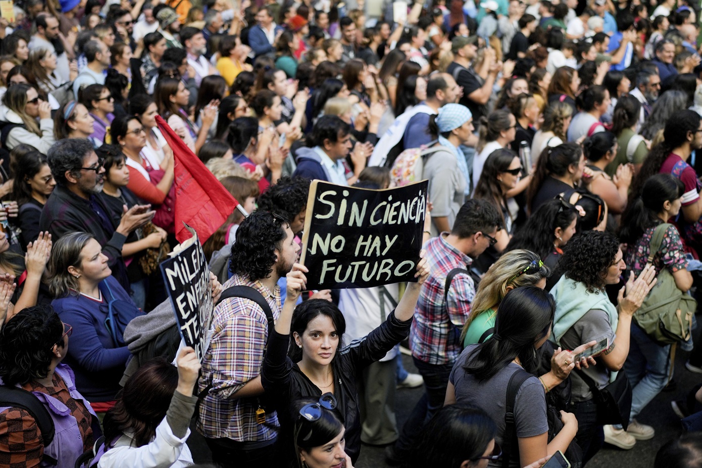 Χιλιάδες πολίτες διαδήλωσαν στην Αργεντινή υπέρ του δημόσιου πανεπιστημίου και κατά της πολιτικής λιτότητας