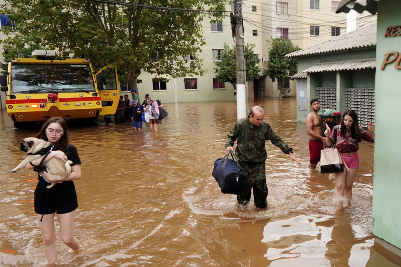 Μάχη ενάντια στον χρόνο δίνουν οι διασώστες στο νότιο τμήμα της χώρας που πλήττεται από πρωτοφανείς πλημμύρες