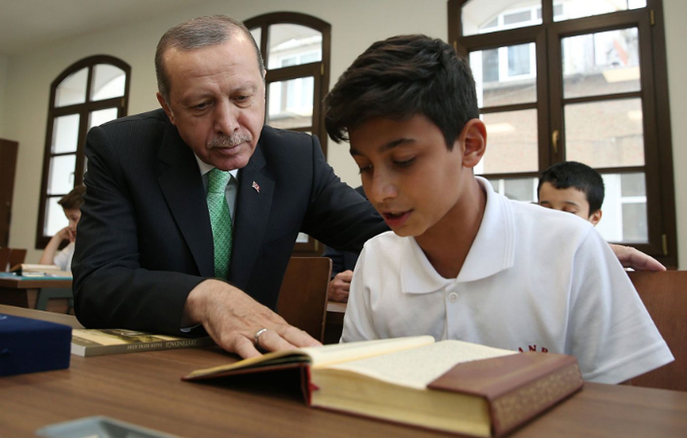 O Ερντογάν ετοιμάζει νόμο που θα διδάσκει τα παιδιά στο σχολείο για την «Γαλάζια Πατρίδα» και το Κοράνι